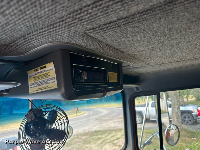 image for item AF9661 1995 Ford L8000  dump truck