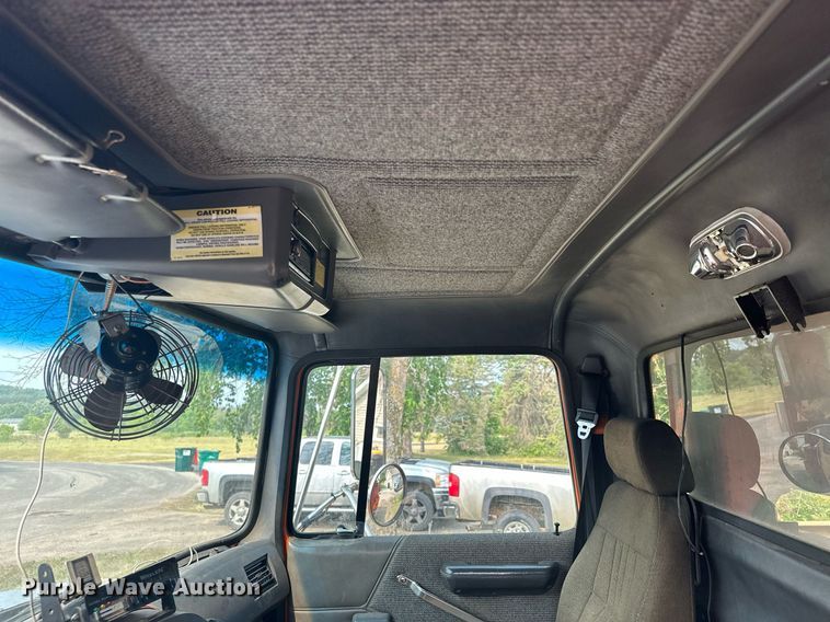 image for item AF9661 1995 Ford L8000  dump truck