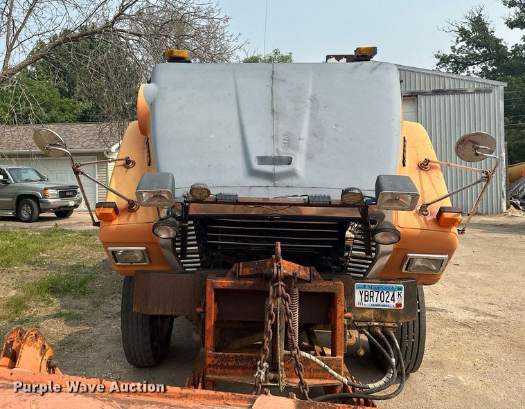 image for item AF9661 1995 Ford L8000  dump truck