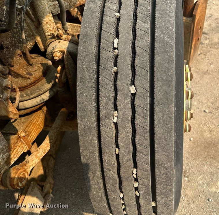 image for item AF9661 1995 Ford L8000  dump truck