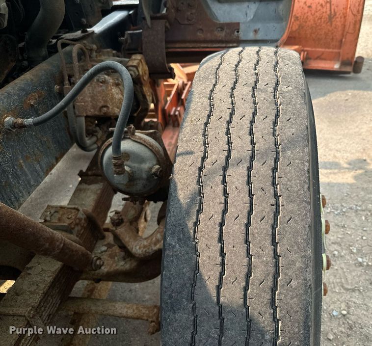 image for item AF9661 1995 Ford L8000  dump truck