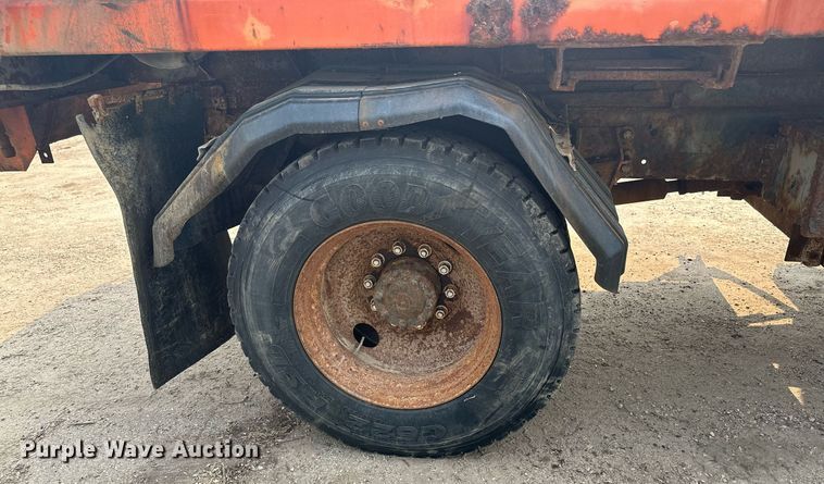 image for item AF9661 1995 Ford L8000  dump truck