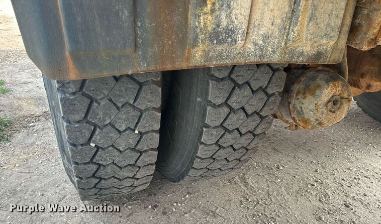 image for item AF9661 1995 Ford L8000  dump truck