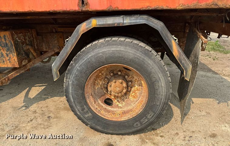 image for item AF9661 1995 Ford L8000  dump truck