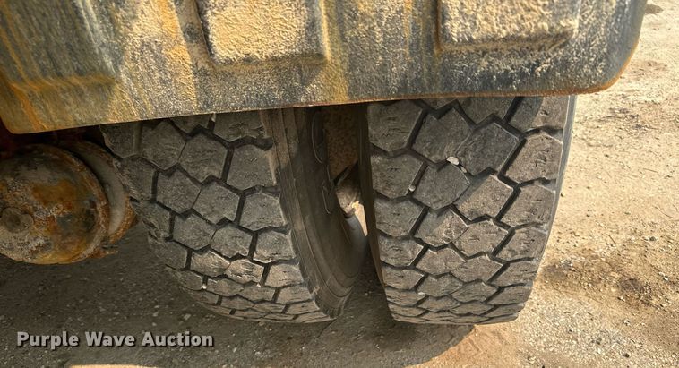 image for item AF9661 1995 Ford L8000  dump truck