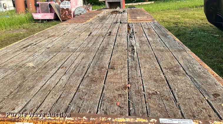 image for item AF9665 2002 Trail King TK50-3000  equipment trailer