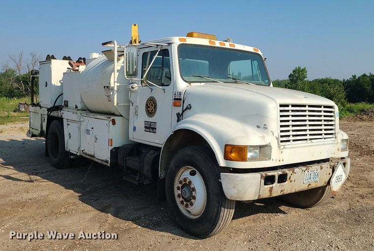 image for item DC6056 1991 International 4900  fuel truck