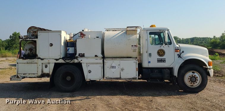 image for item DC6056 1991 International 4900  fuel truck