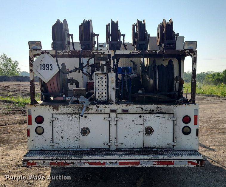 image for item DC6056 1991 International 4900  fuel truck