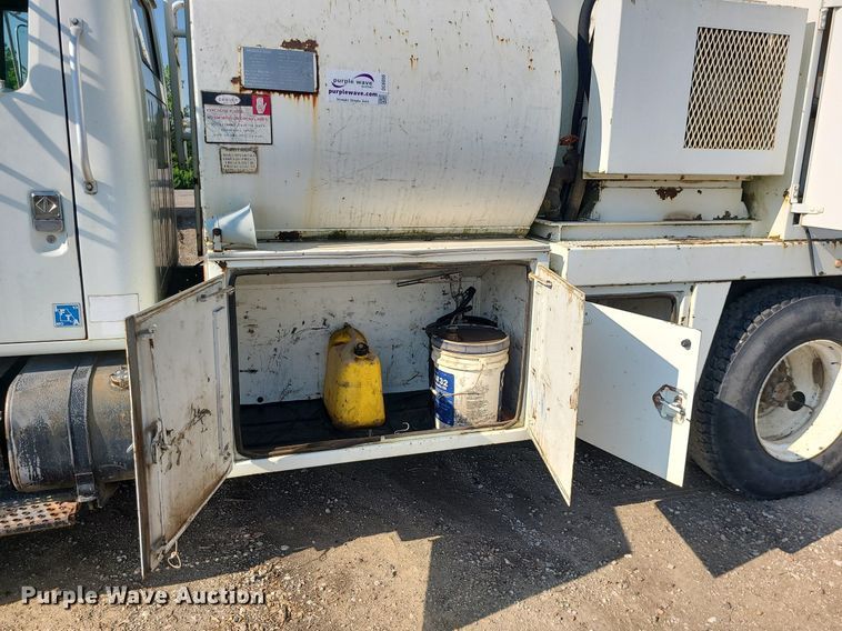 image for item DC6056 1991 International 4900  fuel truck