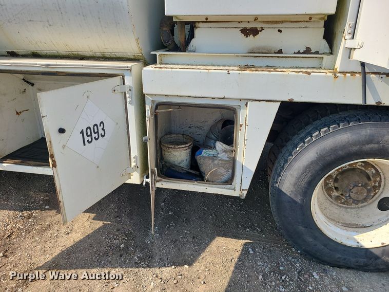 image for item DC6056 1991 International 4900  fuel truck