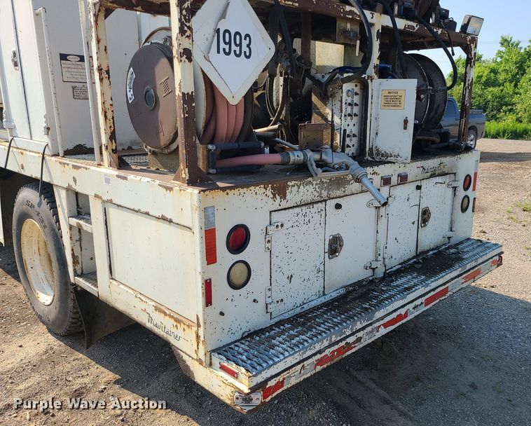 image for item DC6056 1991 International 4900  fuel truck