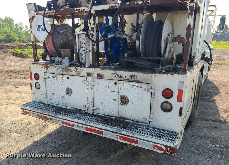 image for item DC6056 1991 International 4900  fuel truck