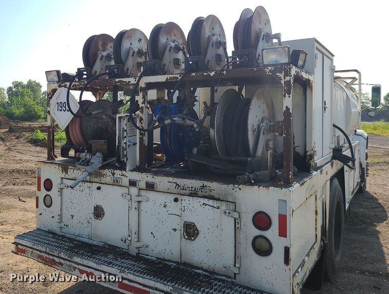 image for item DC6056 1991 International 4900  fuel truck