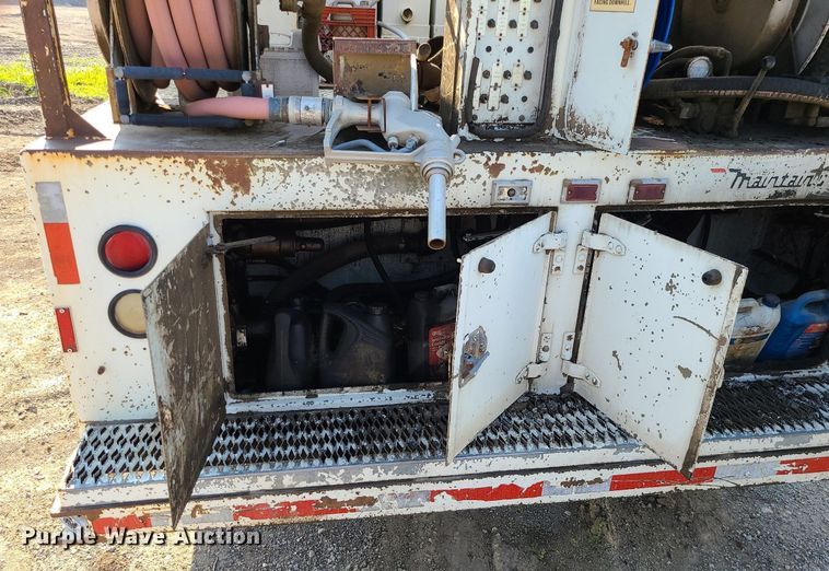image for item DC6056 1991 International 4900  fuel truck