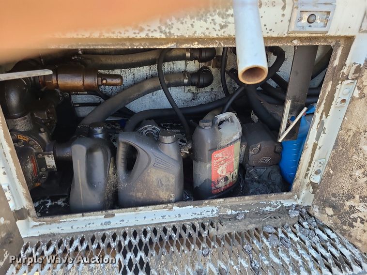 image for item DC6056 1991 International 4900  fuel truck