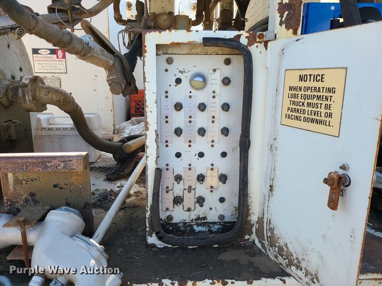 image for item DC6056 1991 International 4900  fuel truck