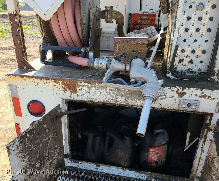 image for item DC6056 1991 International 4900  fuel truck