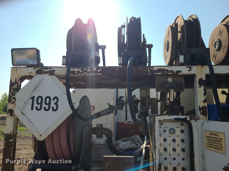 image for item DC6056 1991 International 4900  fuel truck