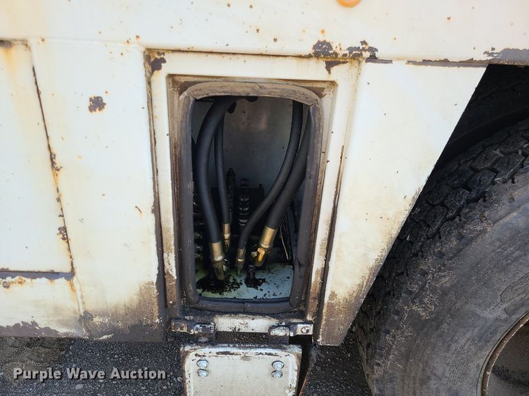 image for item DC6056 1991 International 4900  fuel truck