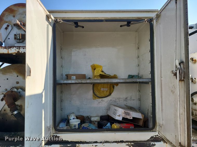 image for item DC6056 1991 International 4900  fuel truck