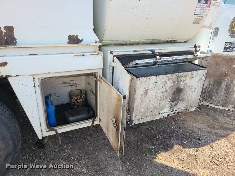 image for item DC6056 1991 International 4900  fuel truck