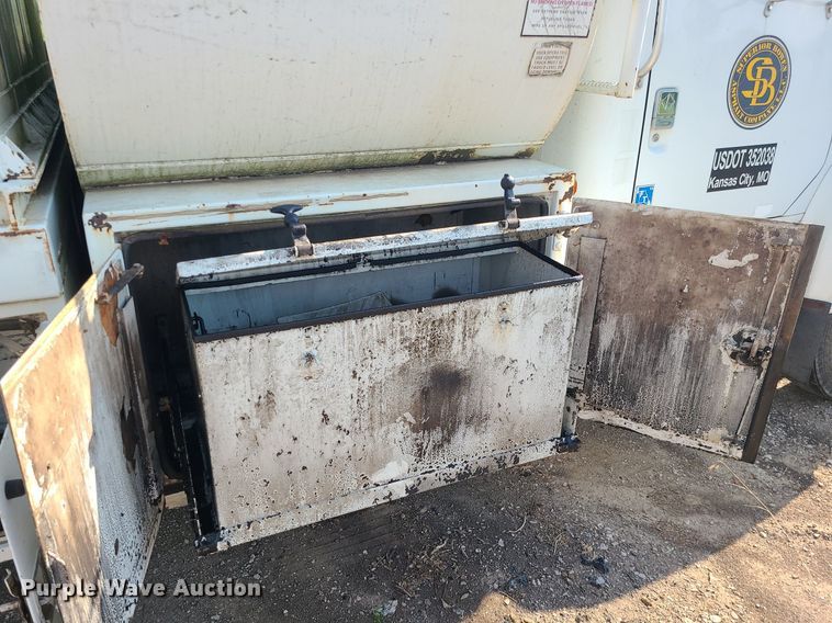 image for item DC6056 1991 International 4900  fuel truck