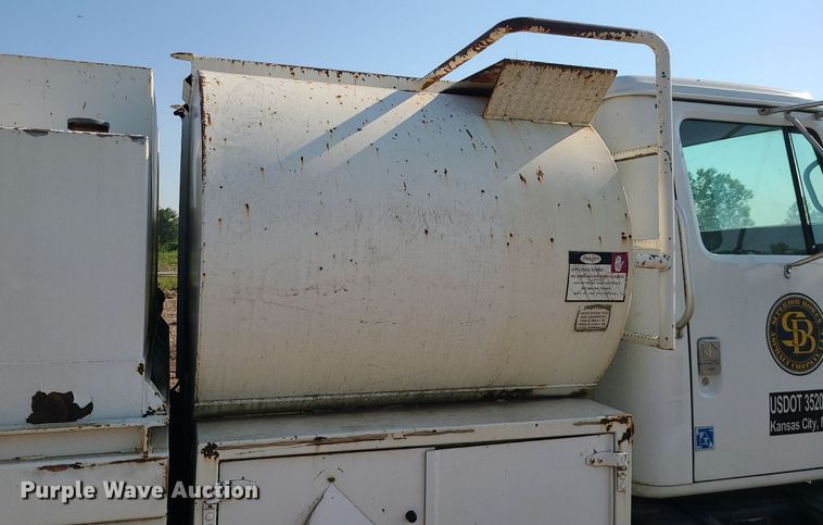 image for item DC6056 1991 International 4900  fuel truck