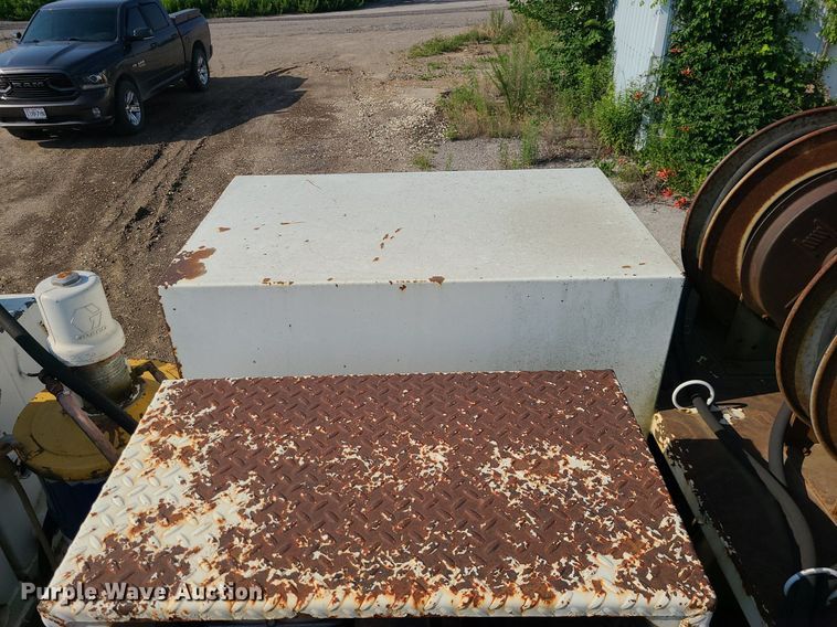 image for item DC6056 1991 International 4900  fuel truck