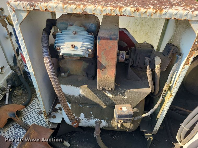 image for item DC6056 1991 International 4900  fuel truck