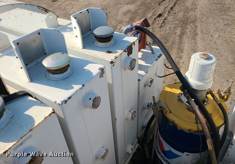 image for item DC6056 1991 International 4900  fuel truck