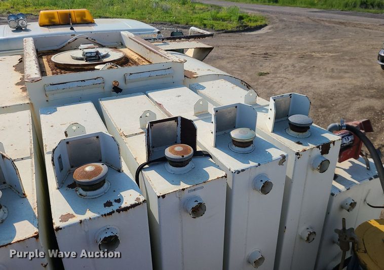 image for item DC6056 1991 International 4900  fuel truck