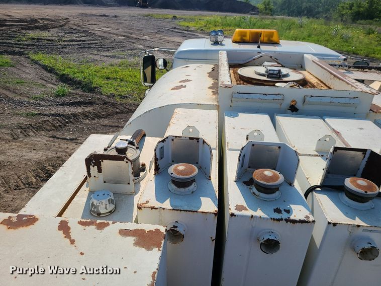 image for item DC6056 1991 International 4900  fuel truck