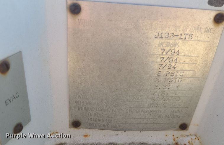 image for item DC6056 1991 International 4900  fuel truck