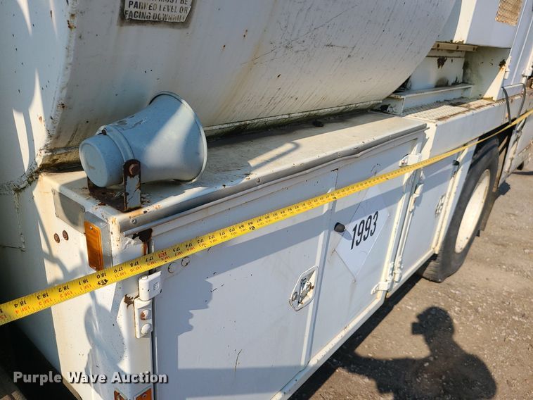 image for item DC6056 1991 International 4900  fuel truck