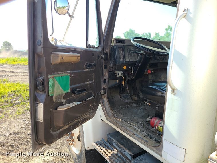 image for item DC6056 1991 International 4900  fuel truck
