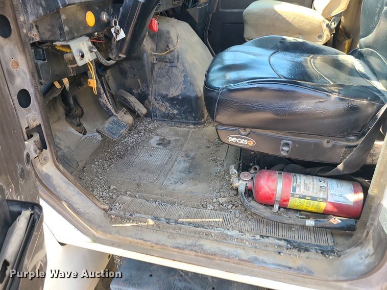 image for item DC6056 1991 International 4900  fuel truck