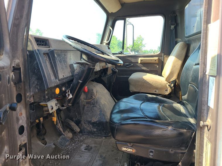 image for item DC6056 1991 International 4900  fuel truck