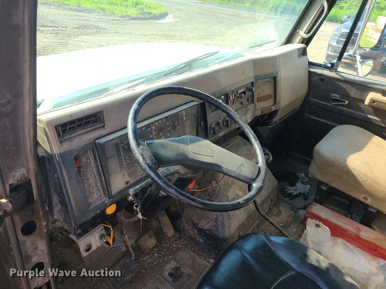 image for item DC6056 1991 International 4900  fuel truck