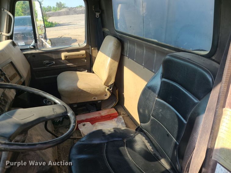 image for item DC6056 1991 International 4900  fuel truck