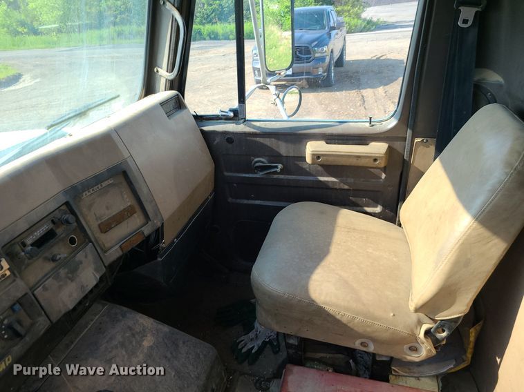 image for item DC6056 1991 International 4900  fuel truck