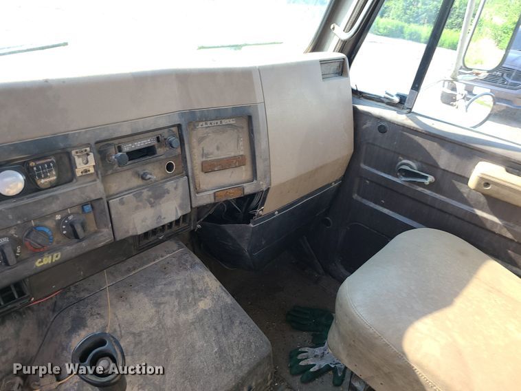 image for item DC6056 1991 International 4900  fuel truck