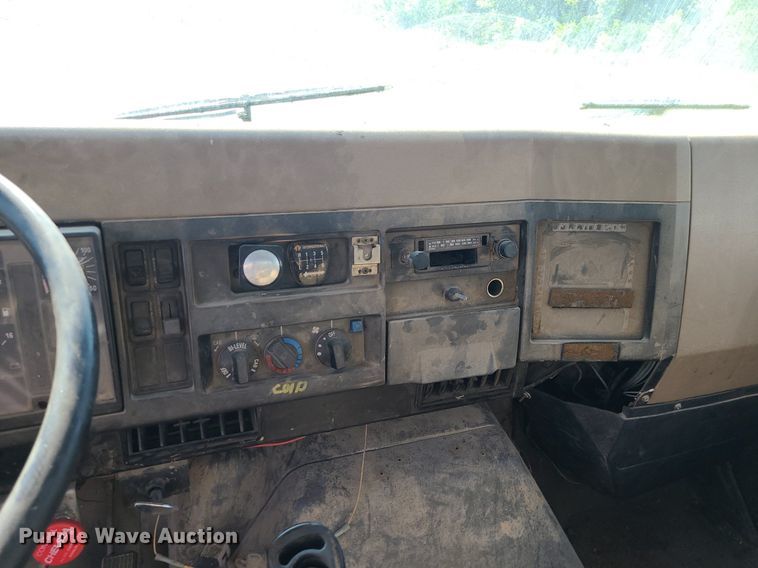 image for item DC6056 1991 International 4900  fuel truck