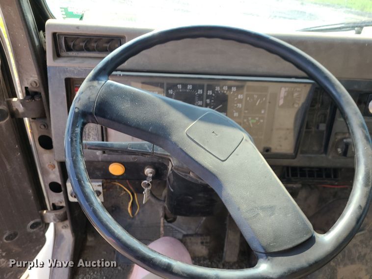 image for item DC6056 1991 International 4900  fuel truck