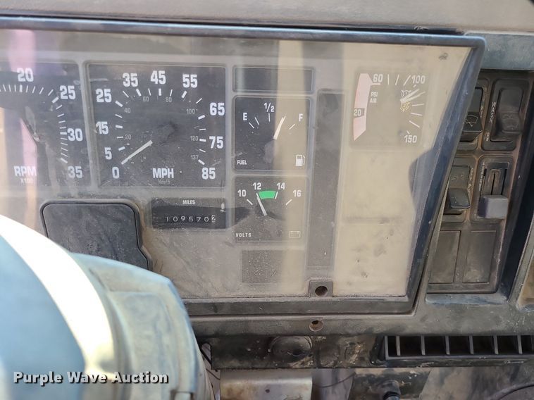 image for item DC6056 1991 International 4900  fuel truck