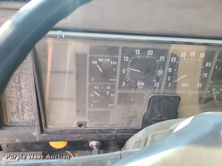 image for item DC6056 1991 International 4900  fuel truck