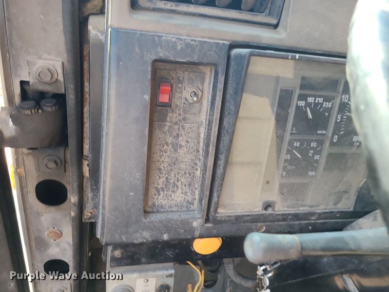 image for item DC6056 1991 International 4900  fuel truck