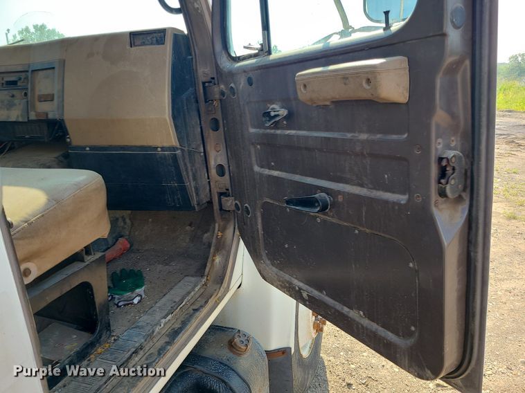 image for item DC6056 1991 International 4900  fuel truck