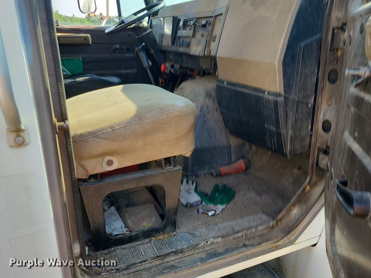 image for item DC6056 1991 International 4900  fuel truck