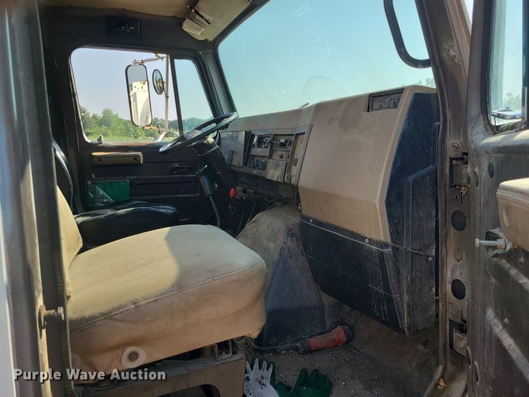 image for item DC6056 1991 International 4900  fuel truck